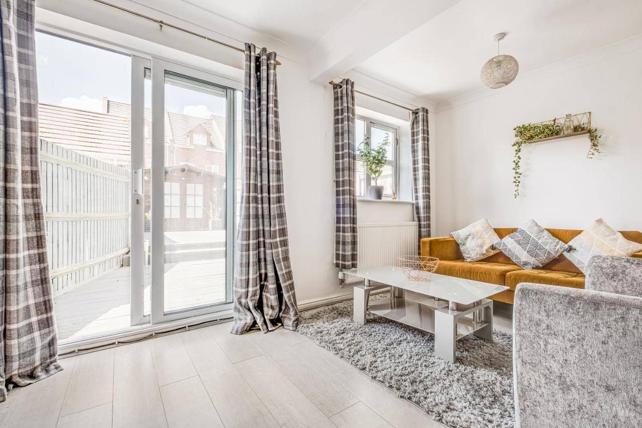 Entire apartment, Large 4 bed with free parking close to town centre fast Wifi and crisp hotel standard linen hosted by Our Home Short Stays in Bedford