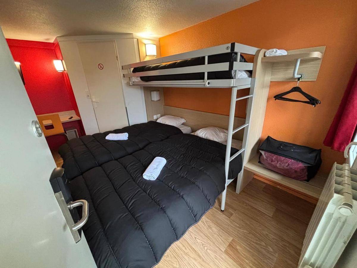 Triple Room (1 Double Bed + 1 Bunk Bed) in Fontenay-Trésigny, Seine-et-Marne
