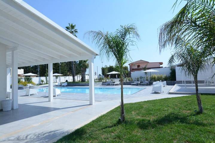 Maison d’hôte pour 4 personnes, avec Terrasse ainsi que Jardin et Piscine à San Ferdinando di Puglia