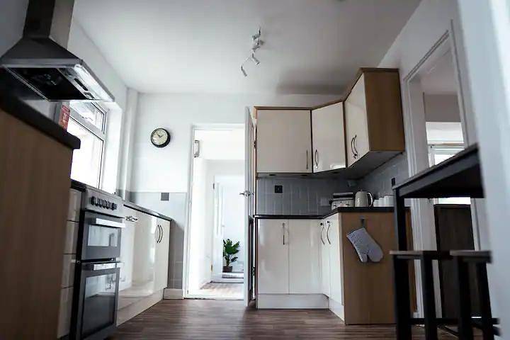 4-Bed House Sleeps 8 -Private Garden -Free Parking in Kettering, Northamptonshire