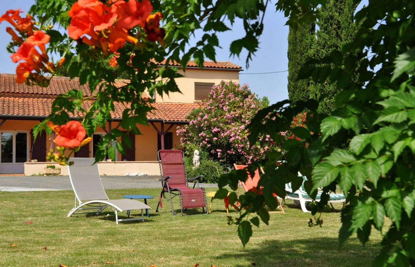La Grange de Maury, Chambres d'hôtes/Massages Ayurvéda - Chambre 1 Flamboyant in Pailloles, Région de Villeneuve-sur-Lot