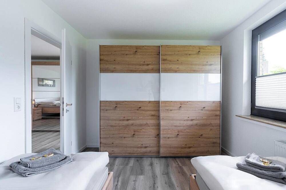 Ganze Wohnung, Haus Laura - Ferienhaus, Dusche und Badewanne in Rostrup, Bad Zwischenahn