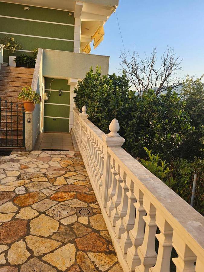 Villa pour 3 personnes, avec vue ainsi que balcon et jardin