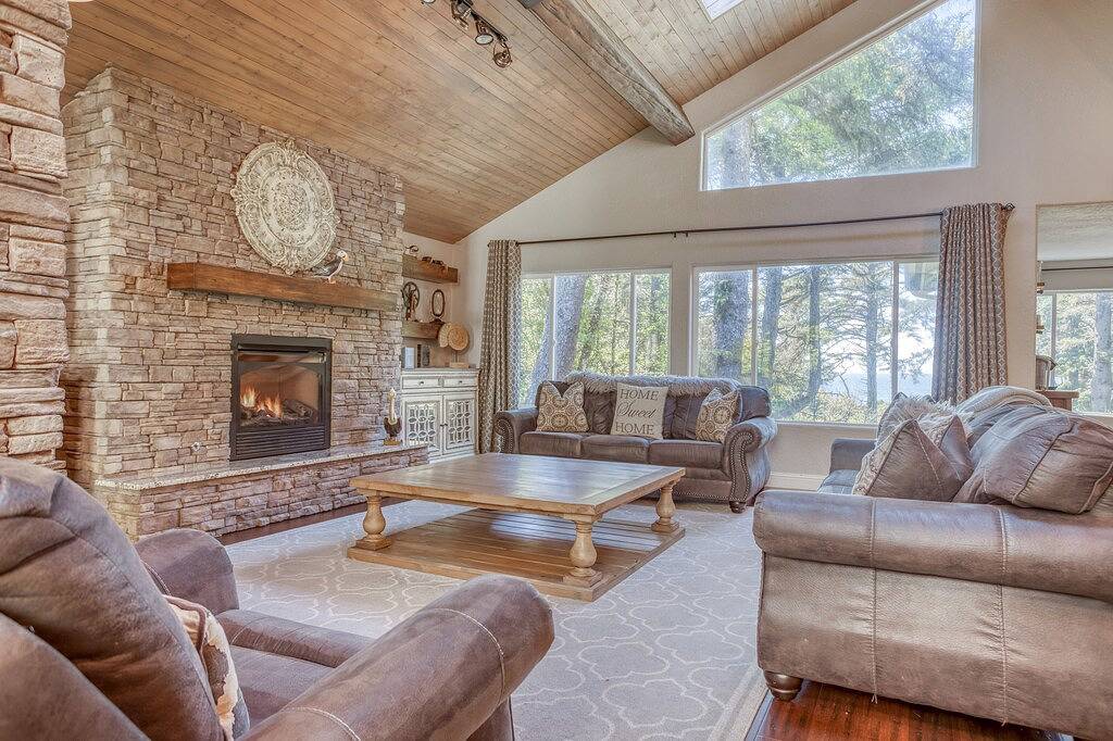 Vacation Home for 12 Guests in Lincoln Beach, Oregon Coast