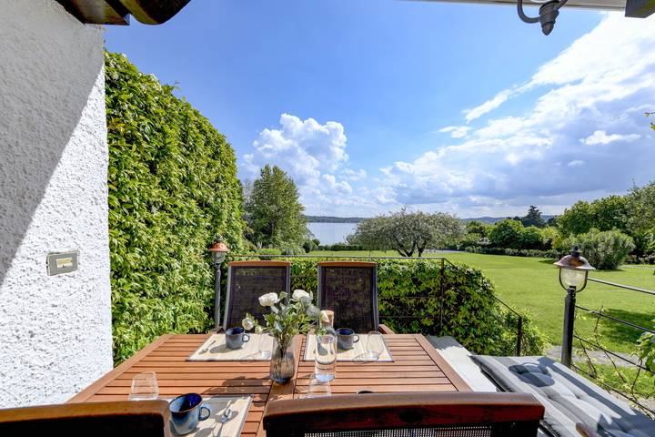 Vakantiewoning voor 4 personen, with uitzicht op het meer and tuin as well as balkon in San Felice del Benaco