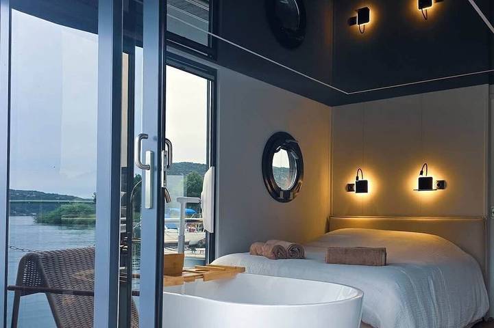 Péniche pour 4 personnes, avec jacuzzi ainsi que piscine et balcon dans la Drôme - 2