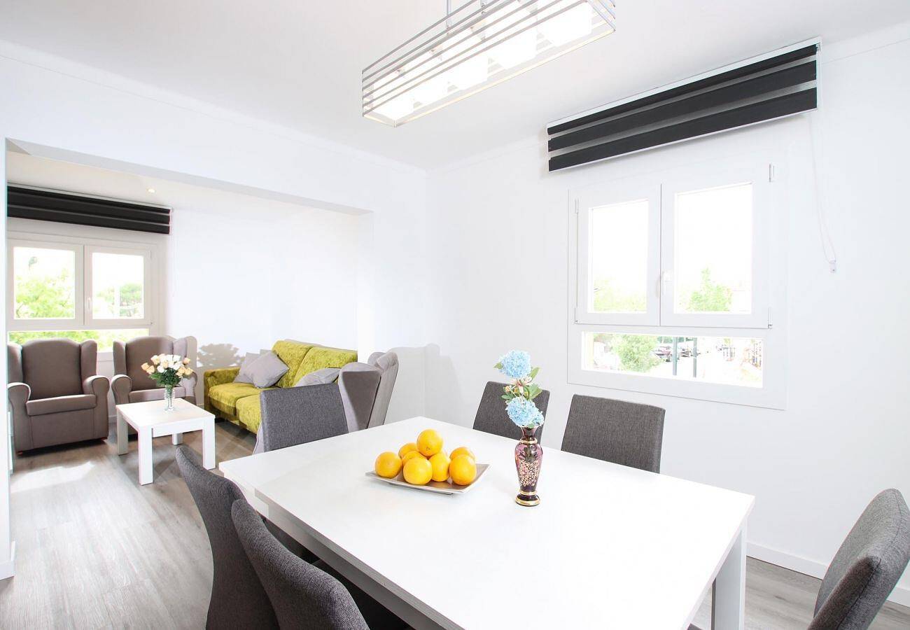 Apartamento entero, Apartamento vacacional "Rieres" con terraza y Wi-Fi in Puerto de Pollensa, Pollença