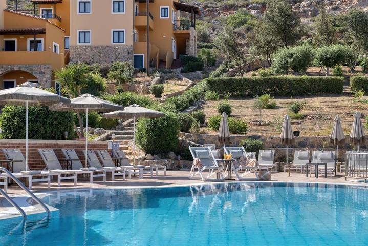 Apartahotel para 2 personas, con vistas y piscina además de jardín y terraza en Creta