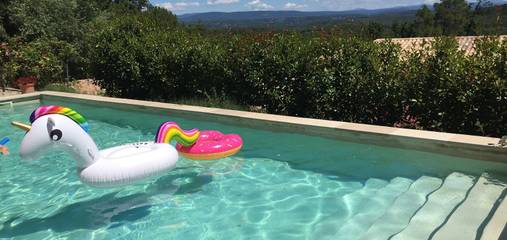 Gîte pour 8 personnes, avec terrasse ainsi que piscine et jardin, animaux acceptés à Le Thoronet