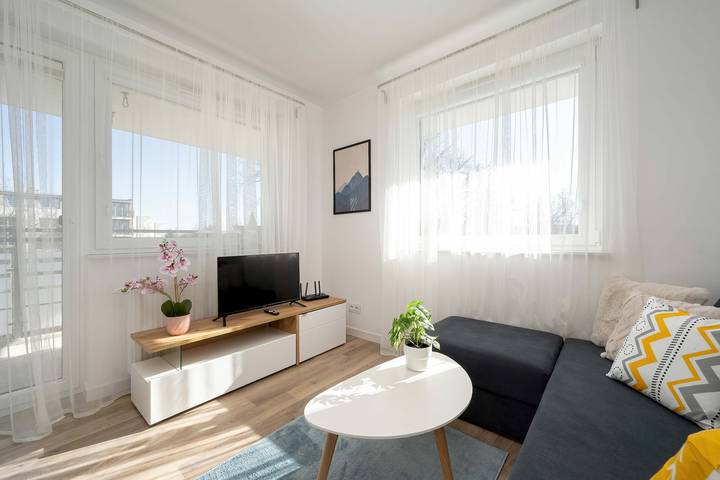 Entire apartment, Modern Apartment for 4 Persons | Parking, Balcony, Remote Work in Wrocław, Lower Silesia