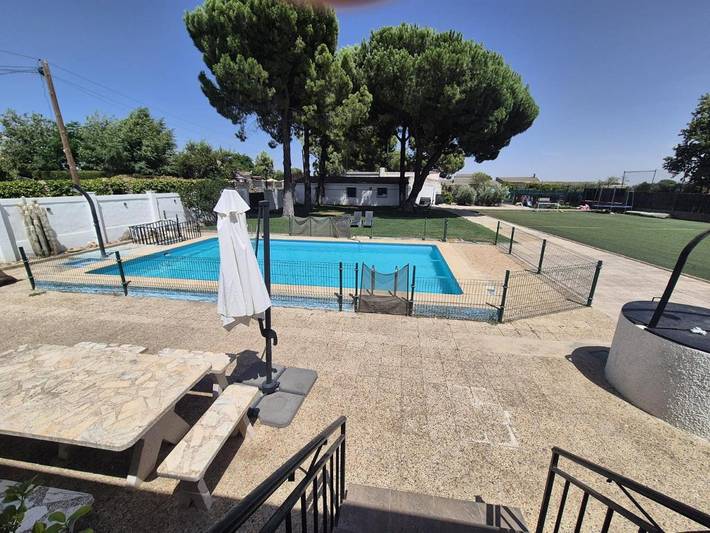 Location de vacances pour 20 personnes, avec Terrasse ainsi que Jardin et Piscine à El Viso de San Juan
