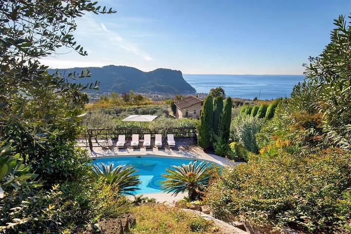 Villa per 10 persone, con giardino e panorama nonché piscina in Garda