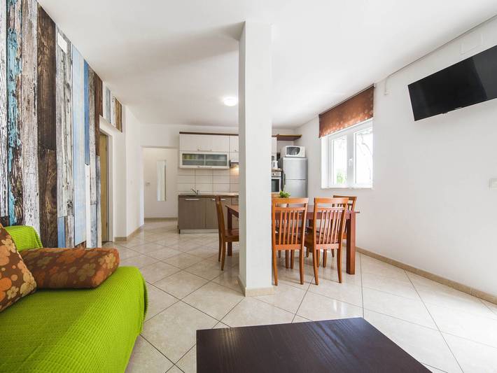 Ferienhaus für 20 Personen, mit Balkon und Garten, kinderfreundlich in Podstrana - 2