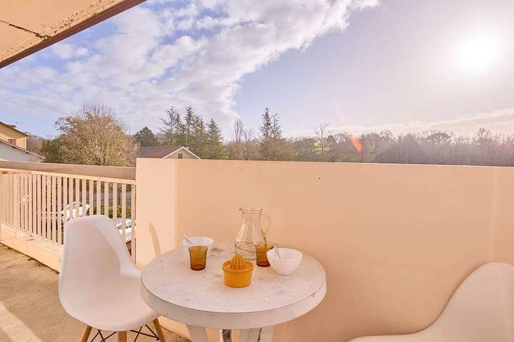 Appartement entier, Studio lumineux centre-ville, 2 personnes, Wifi, animaux admis in Cazaubon, Gers