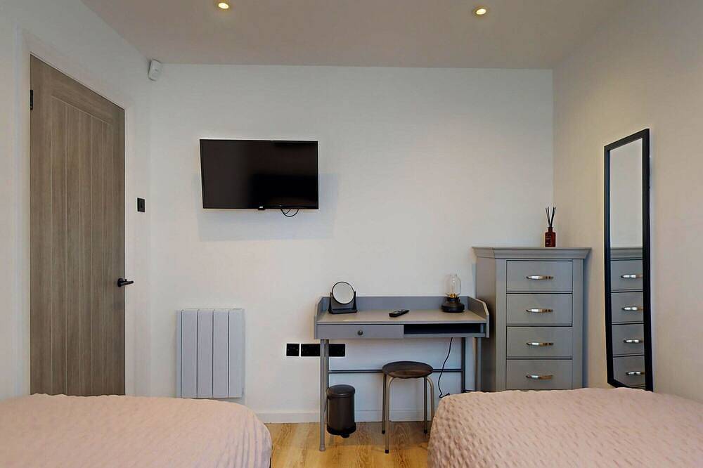 Somerwood - Two Bedroom Cottage, Sleeps 4 in Deganwy, Conwy region