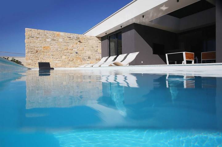 Villa Bluebell - perfekter Rückzugsort mit privatem Pool, nur 100 m vom Strand entfernt in Ugrinici, Kraj