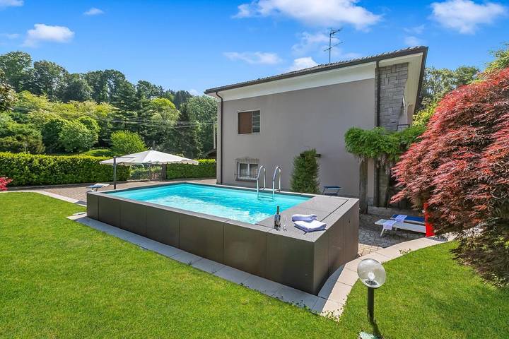 Villa per 9 persone, con Balcone e Giardino nonché Piscina e Panorama nelle Alpi