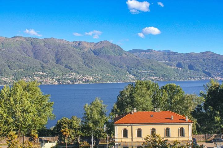 Ferienhaus für 4 Personen, mit Balkon und Terrasse sowie Garten und Seeblick