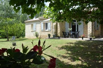 Gîte pour 6 personnes, avec terrasse et jardin à Gordes