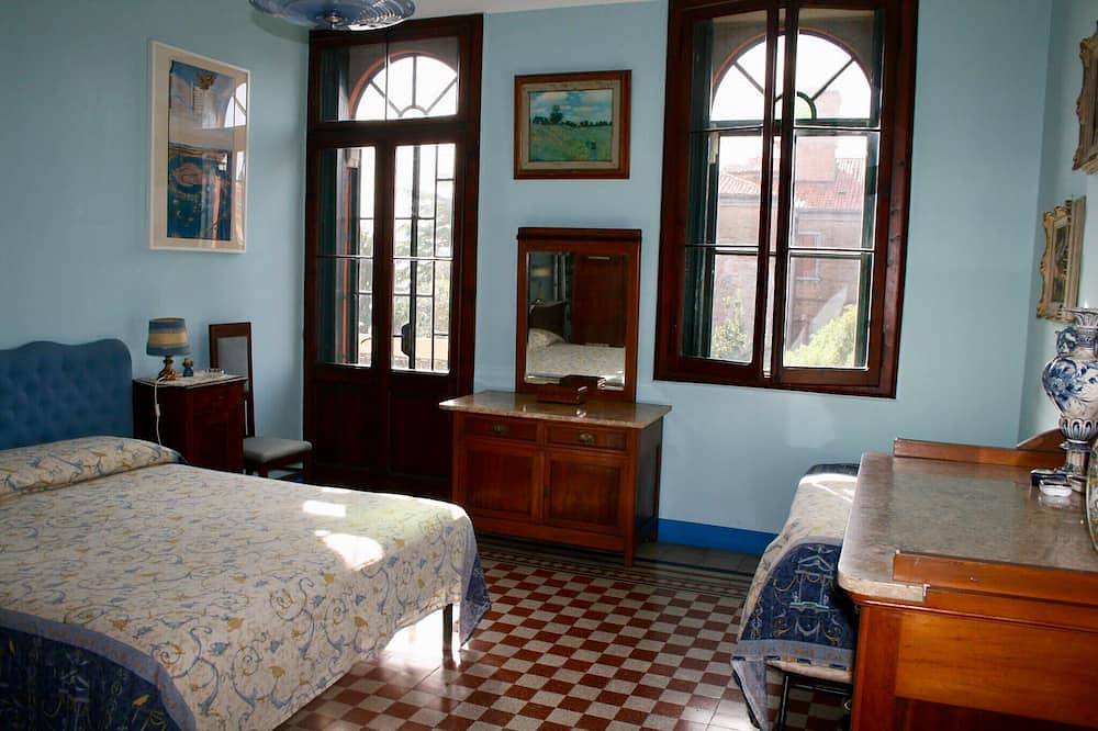 Ganze Wohnung, Panorama-Apartment in einem eleganten venezianischen Gebäude aus dem 20. Jahrhundert, privater Garten in Lido di Venezia, Venedig