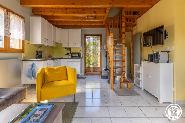 Gîte pour 6 personnes, avec vue ainsi que jardin et terrasse à Murol - 3