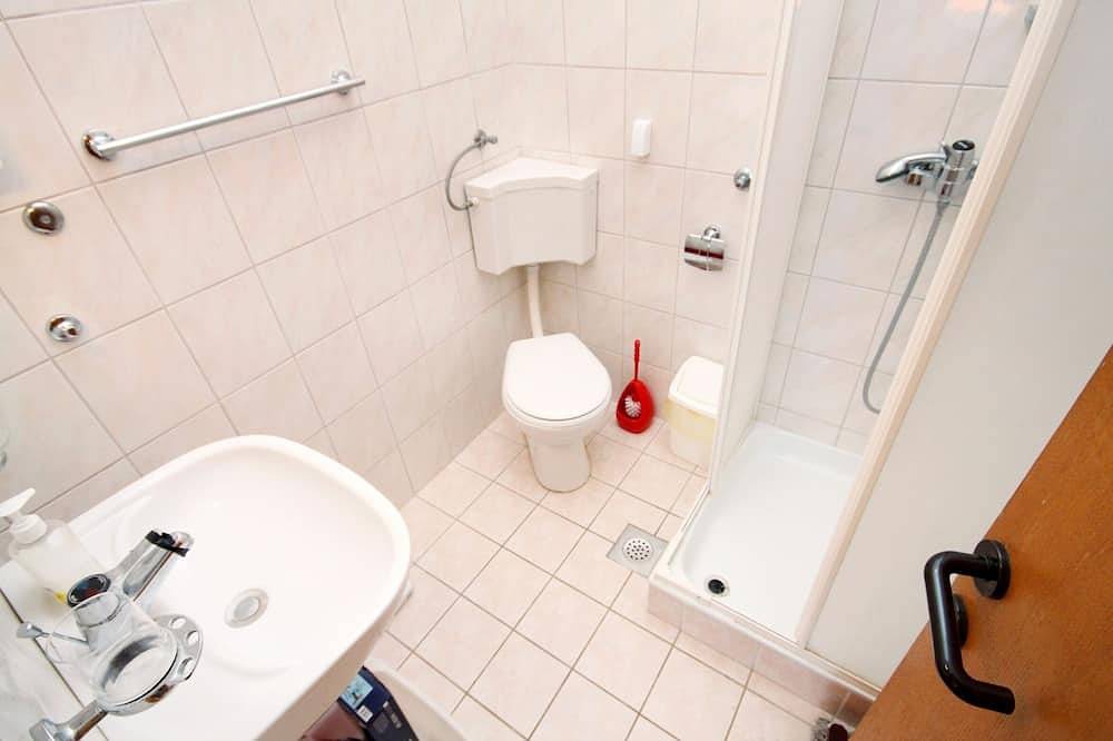 Ganze Wohnung, 2-Zimmer-Ferienwohnung mit Terrasse und Meerblick Kosljun, Pag in Pag Stadt, Pag