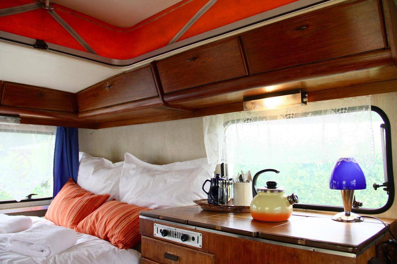 Oma Edda - Glamping in kultigem Wohnwagen auf Camping Seeblick in Neustadt in Holstein, Ostholstein