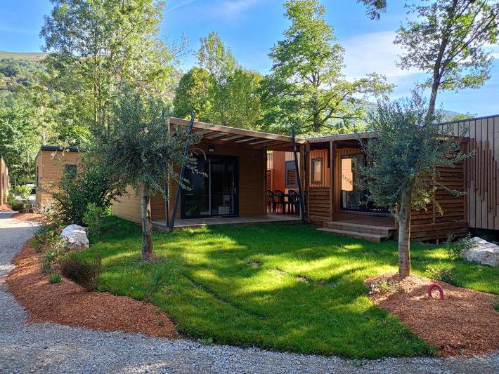 Location de vacances pour 8 personnes, avec piscine et vue ainsi que sauna et terrasse à Savignac-les-Ormeaux