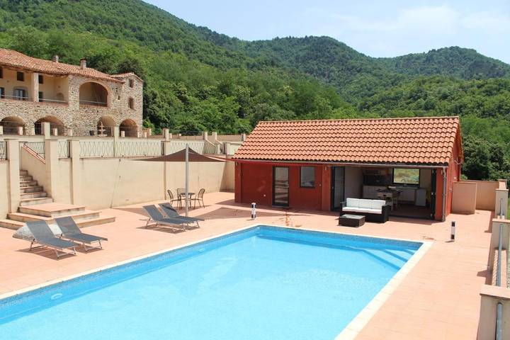 Location de vacances pour 16 personnes, avec Balcon et Jacuzzi ainsi que Terrasse et Jardin à Saint-Laurent-de-Cerdans