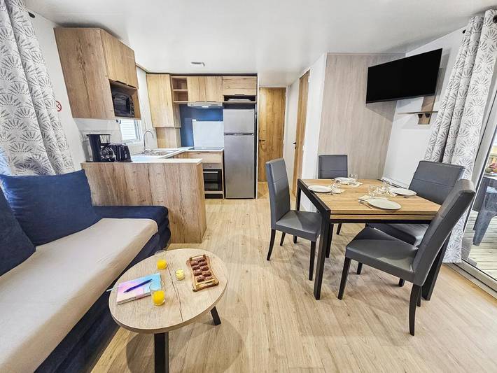 Camping pour 6 personnes, avec Jacuzzi et Terrasse ainsi que Jardin et Bassin pour enfant
