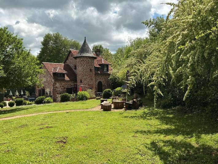Location de vacances pour 8 personnes, avec jardin et piscine ainsi que vue et sauna, animaux acceptés dans Village de Collonges la Rouge - 3