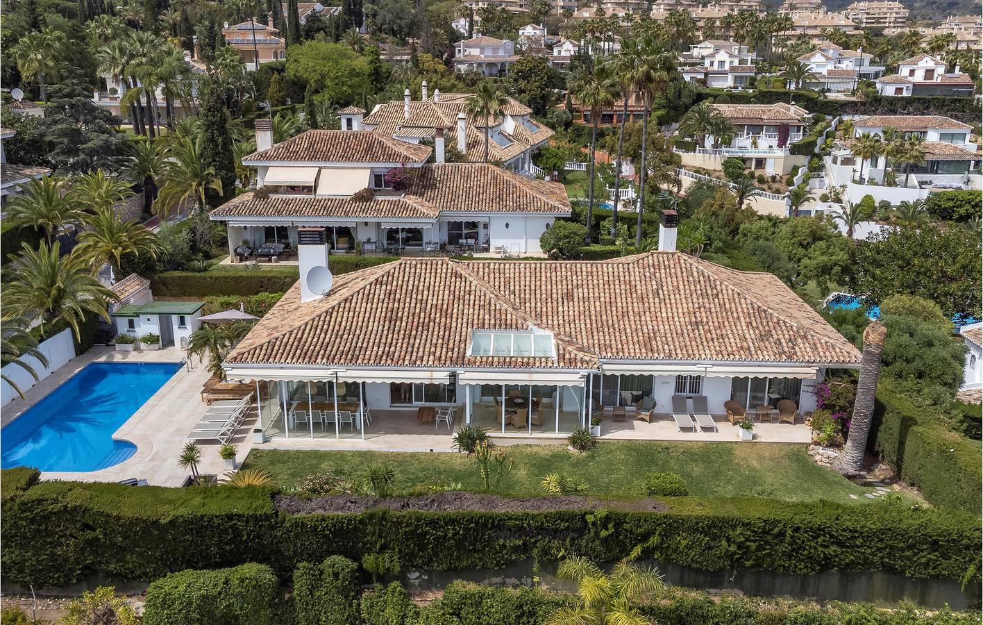 Gemütliches 1km Strand Apartment mit Parkplatz & Pool in Marbella Ost, Marbella