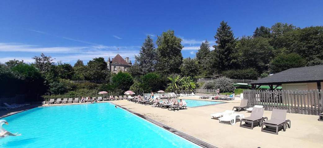 Gîte pour 4 personnes, avec Terrasse et Jardin ainsi que Piscine et Vue à Champs-Romain