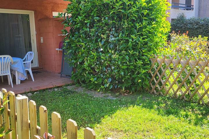 Residence by the sea with private beach access, surrounded by greenery. in Marina d'Oru, Ghisonaccia