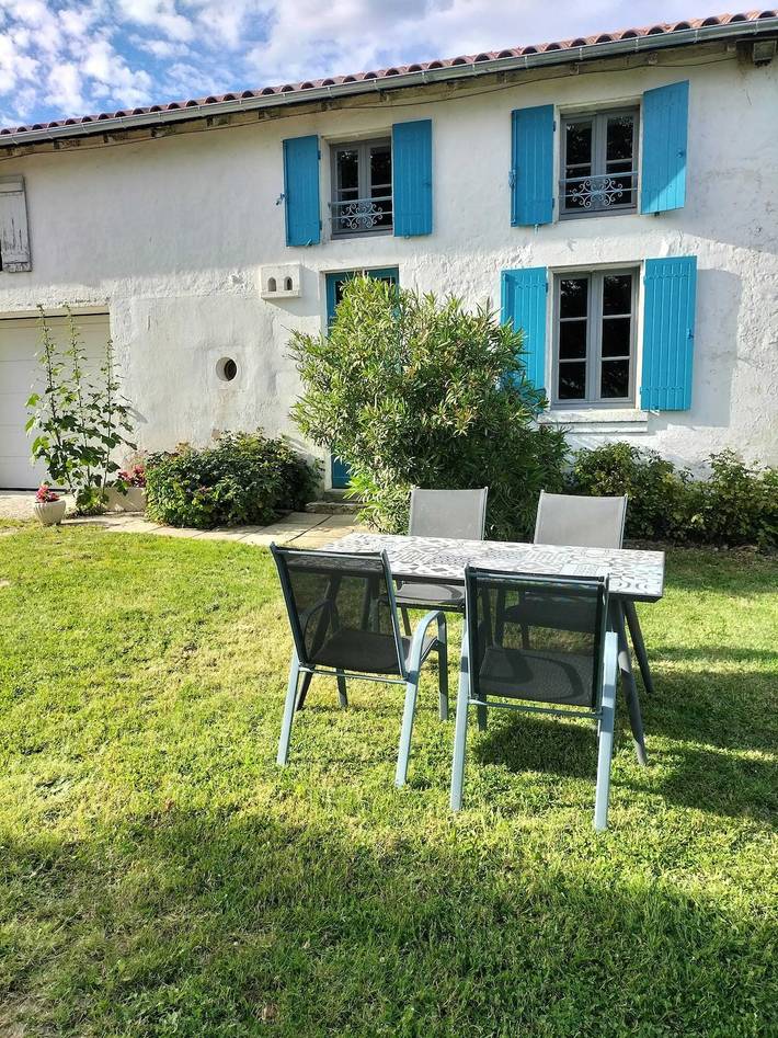 Location de vacances pour 4 personnes, avec Jardin à Antezant-la-Chapelle