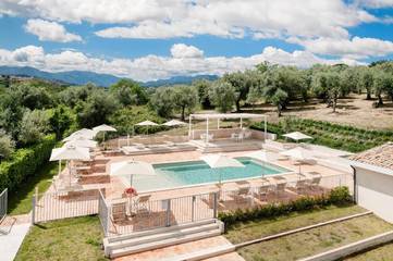 Location de vacances pour 6 personnes, avec vue ainsi que piscine et jardin, adapté aux familles à Paternopoli