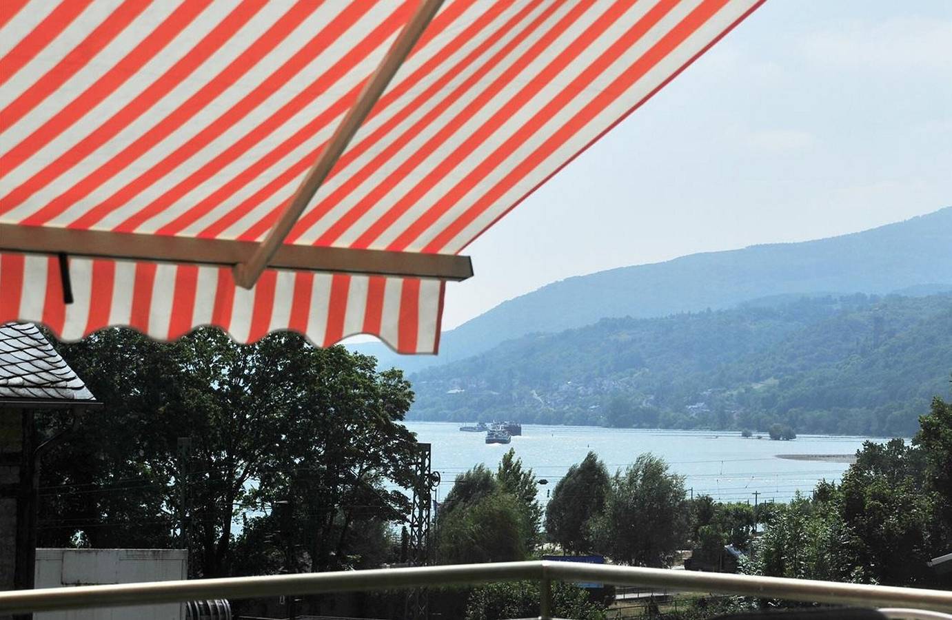 Ganze Wohnung, Gemütliche große Ferienwohnung mit großem Balkon, Rheinblick und Klavier in Bacharach, Mittelrhein