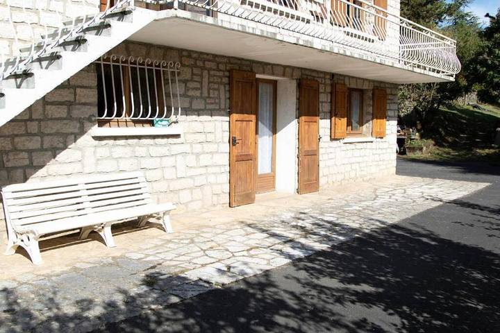 Gîte pour 5 personnes, avec vue ainsi que terrasse et jardin, animaux acceptés à Chanac - 4