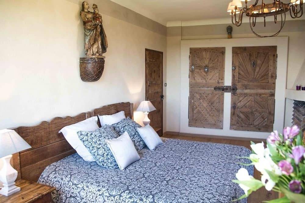 Panoramic Suite with river view in Villeneuve-lès-Avignon, Nimes region