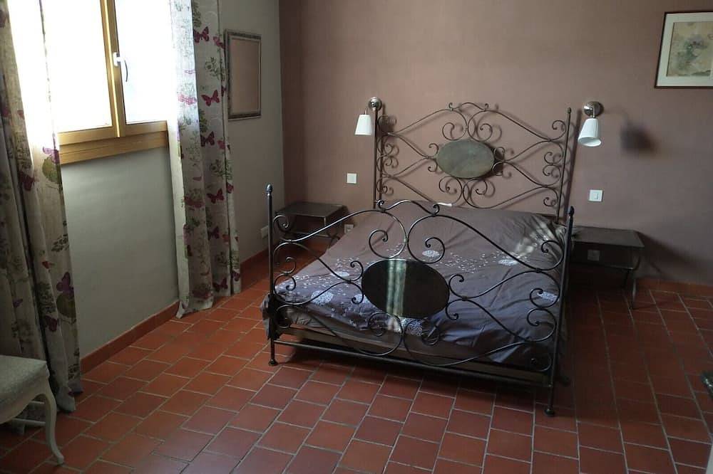 Traditional House With Garden And Pool in Barjols, Brignoles region