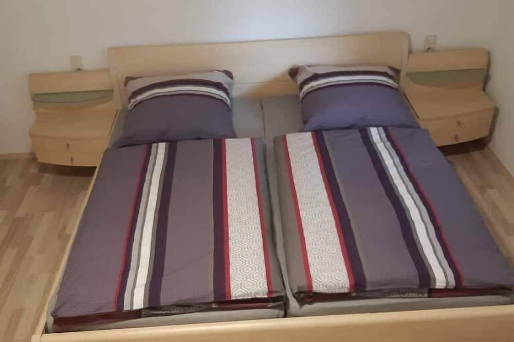 Ganze Wohnung, Erdgeschoß-Ferienwohnung mit Terrasse, Wlan und Privatparkplätzen in Oberviechtach, Naturpark Oberpfälzer Wald