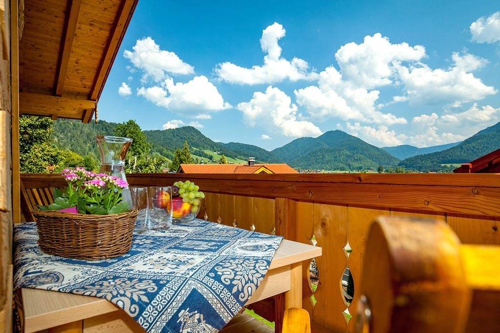 Chalet unter weissblauem Himmel - Exclusives Ferienhaus für bis zu 8 Pers., Wellnesbereich, Terrasse, Garten, Carport in Reit im Winkl, Bayerische Alpen