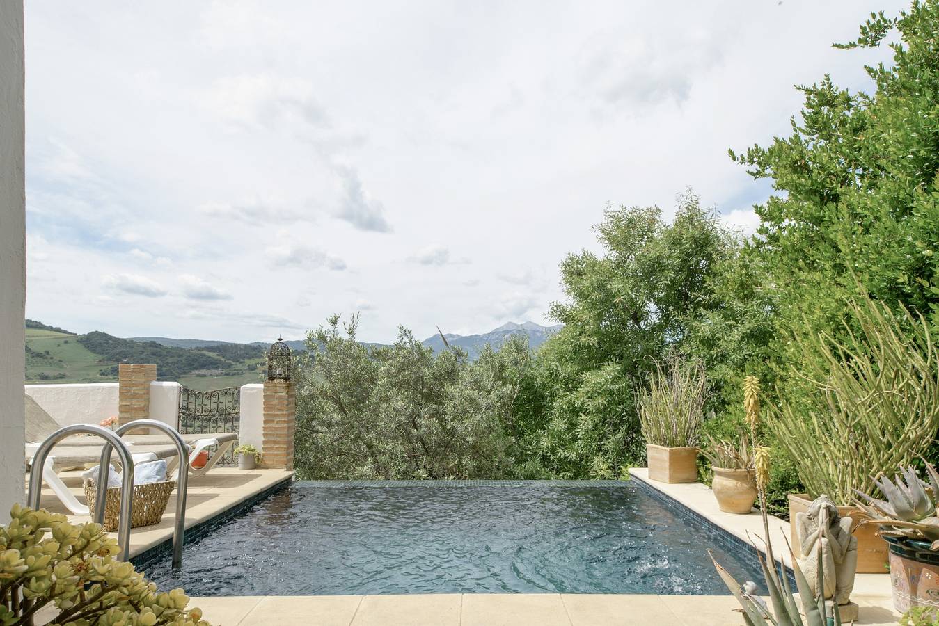 Dar Hajra, villa para couples with spectacular views of the Sierra de Grazalema in Montecorto, Málaga Province