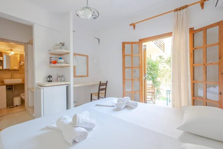 Gîte pour 2 personnes, avec Balcon et Terrasse ainsi que Jardin et Vue dans Soúgia