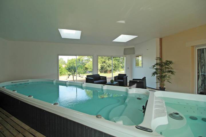 Gîte pour 4 personnes, avec terrasse et piscine ainsi que jacuzzi et jardin à Arnac-la-Poste - 2