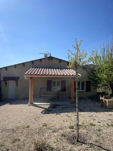 Gîte pour 4 personnes, avec terrasse ainsi que piscine et jardin à Venterol