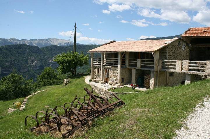 Location de vacances pour 2 personnes, avec Terrasse et Jardin à Braux