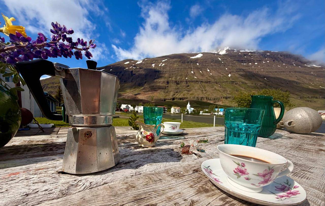 Nýlenda - Charming Two Bedroom Seaside Property, Mountain and Town Views in Seyðisfjörður, Austurland