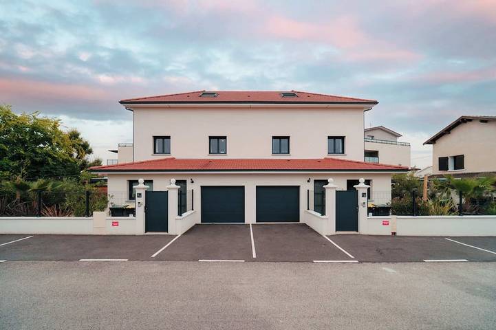 Location de vacances pour 24 personnes, avec terrasse et jardin, animaux acceptés à Tignieu-Jameyzieu