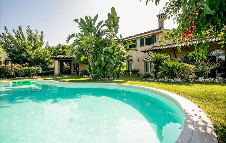 Ferienhaus für 13 Personen, mit Terrasse und Whirlpool sowie Garten und Sauna, kinderfreundlich